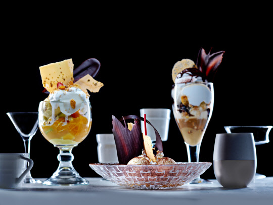 인터컨티넨탈 서울 코엑스가 30층에 위치한 이탈리안 레스토랑 스카이 라운지에서 정통 젤라토를 선보인다고 8일 밝혔다. 여름 먹을거리로 빙수를 많이 찾는데, 호텔은 좀 색다른 여름 먹을거리를 생각하다 호텔 셰프가 직접 만든 이탈리아 정통 홈메이드 젤라토를 떠올렸다. 모던하게 해석한 파르페 스타일의 홈메이드 젤라토로 총 3가지 종류를 5월 1일부터 8월 31일까지 한시적으로 판매한다. 인터컨티넨탈 서울 코엑스 제공